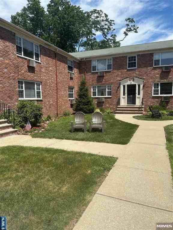 65 Hawthorne Pl - Photo 3 of 19