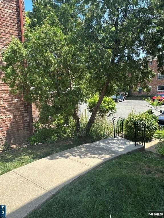 65 Hawthorne Pl - Photo 4 of 19