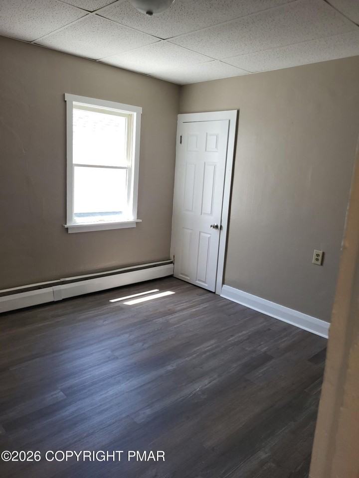 418 Center Ave - Photo 4 of 9