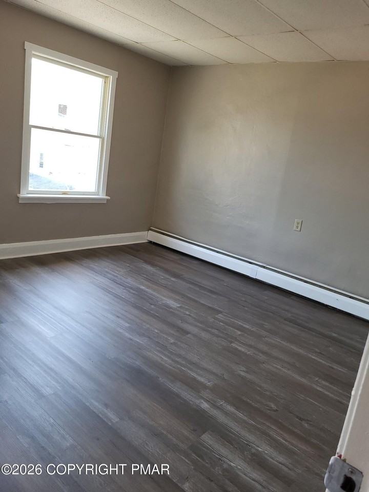 418 Center Ave - Photo 6 of 9