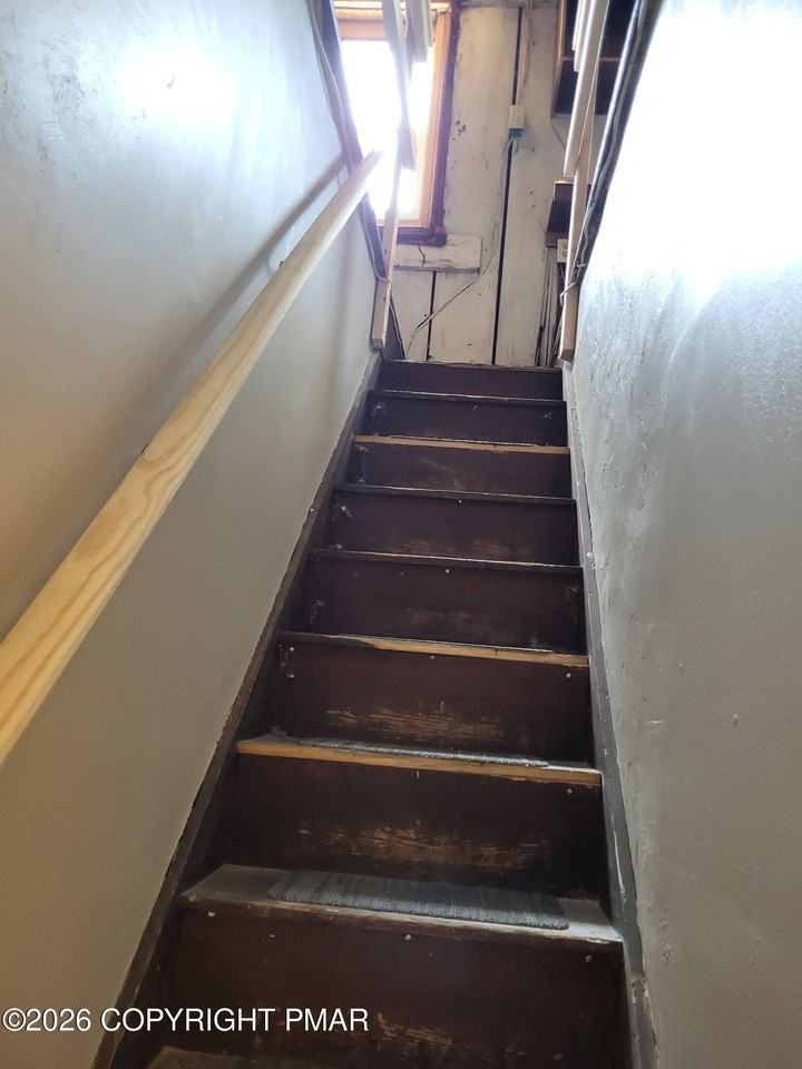 418 Center Ave - Photo 7 of 9
