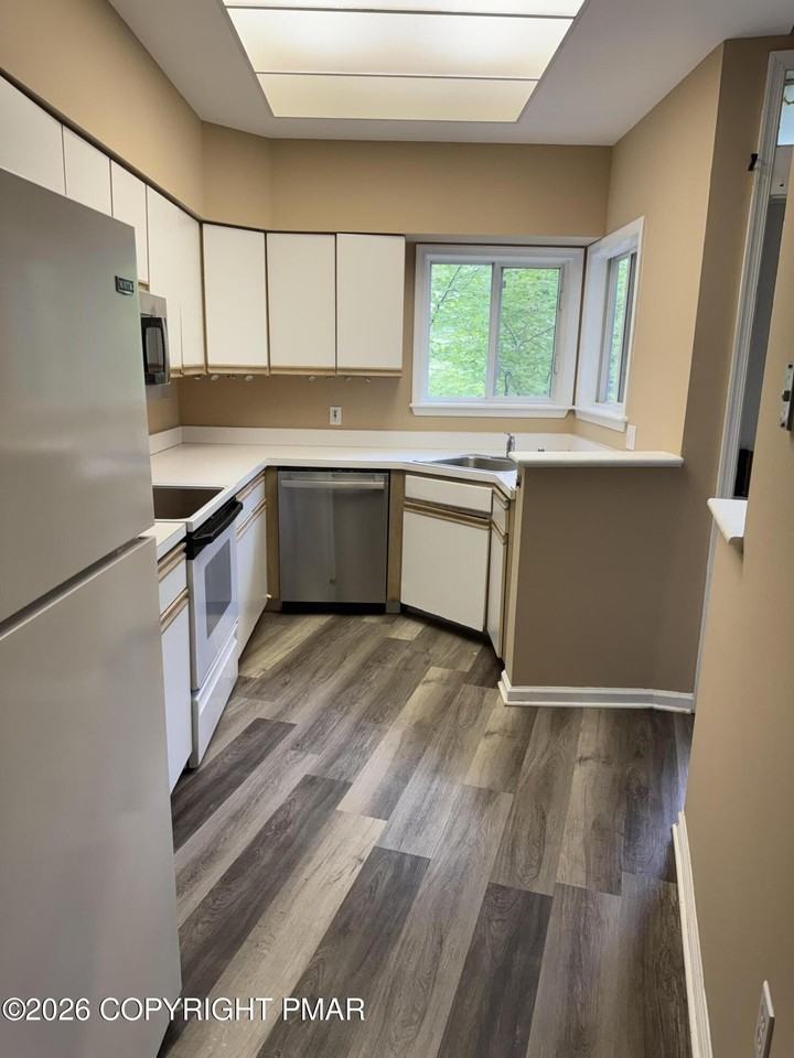 143 Huntington Dr - Photo 3 of 13