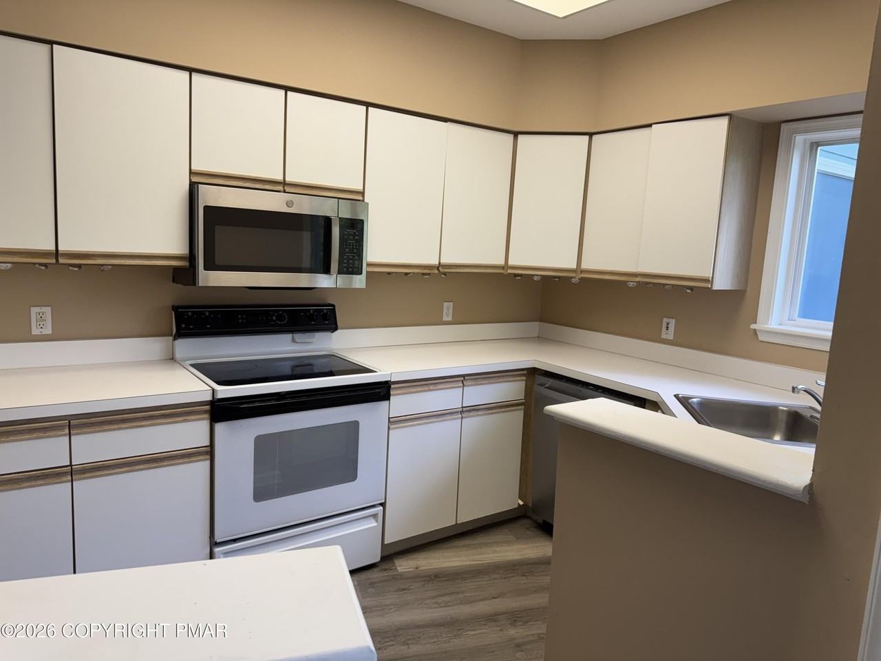143 Huntington Dr - Photo 4 of 13