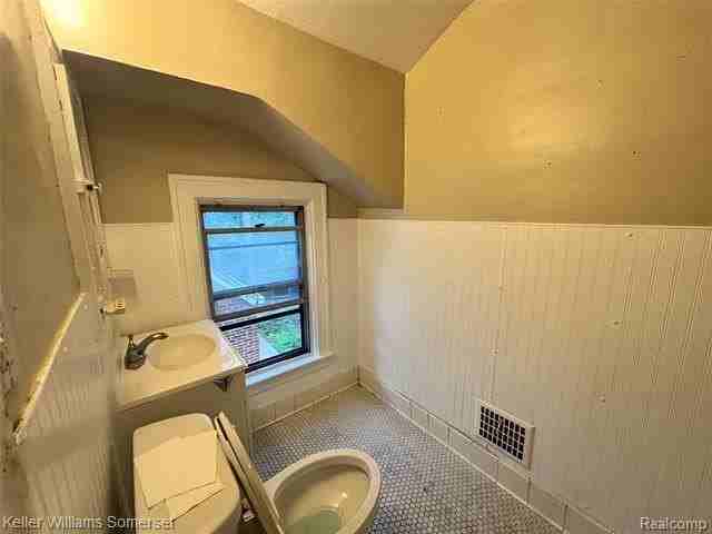 5783 Yorkshire Rd - Photo 4 of 13