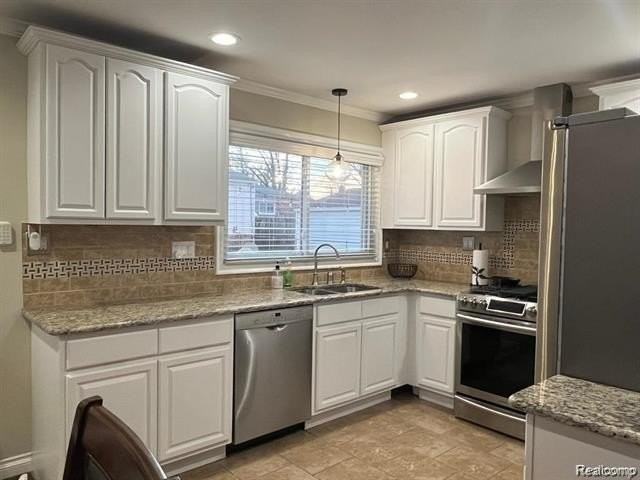1341 Catalpa Dr - Photo 2 of 9