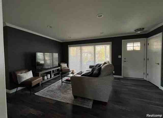 1341 Catalpa Dr - Photo 6 of 9