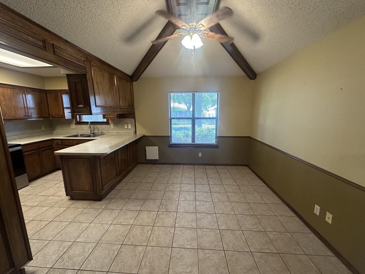 3426 Cedarhill Dr - Photo 4 of 16