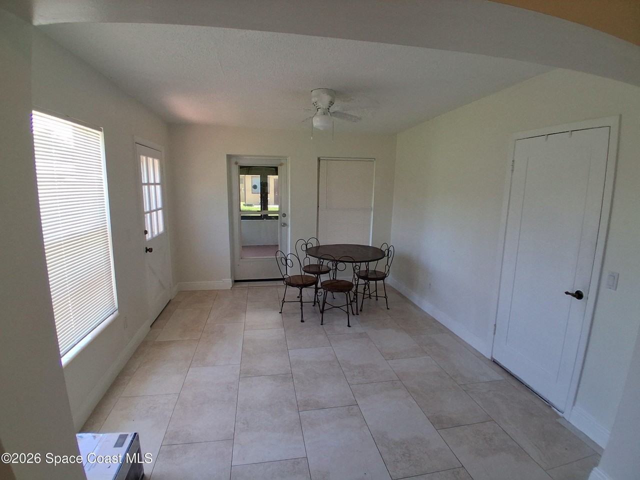 303 Princeton Ave - Photo 6 of 36