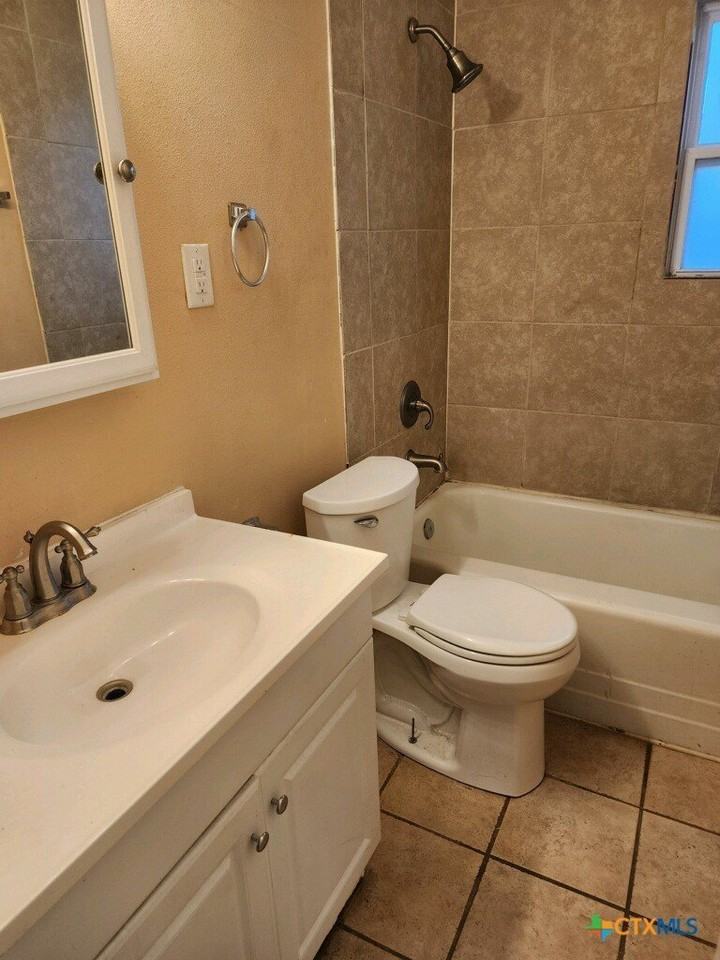 1903 Poage Ave - Photo 5 of 6