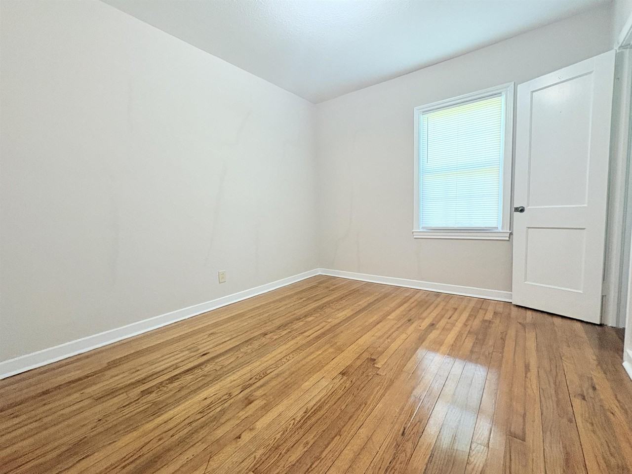 606 Collins Dr - Photo 6 of 13