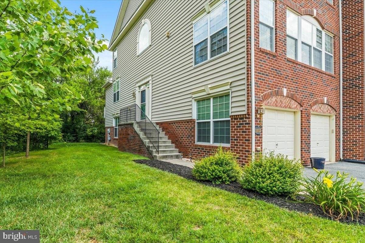 5053 Wesley Sq - Photo 3 of 41