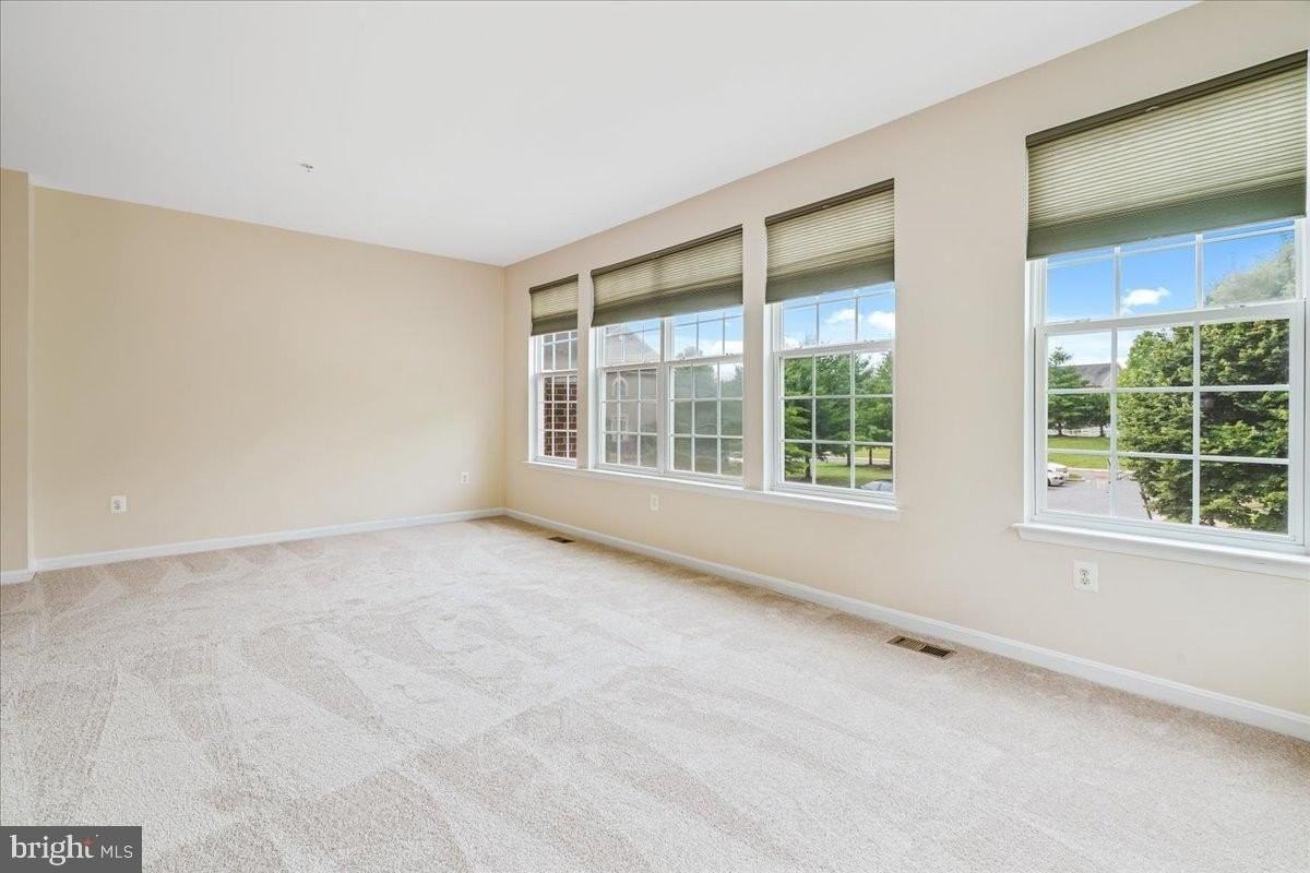5053 Wesley Sq - Photo 7 of 41