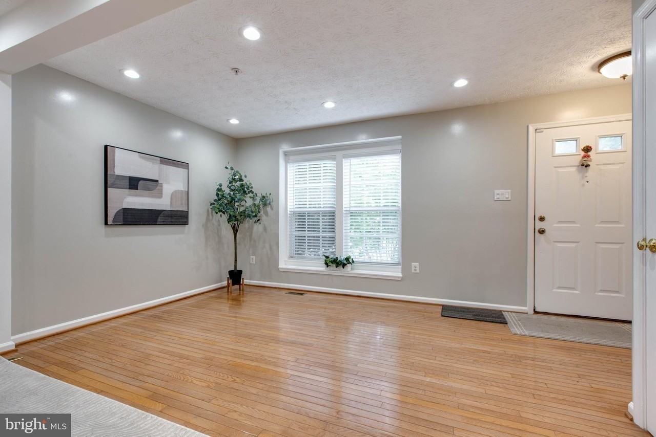 8893 Papillon Dr - Photo 3 of 28