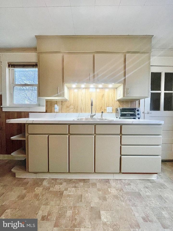 321 Union Ave - Photo 7 of 14