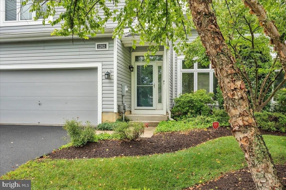 1202 Champlain Dr - Photo 3 of 26