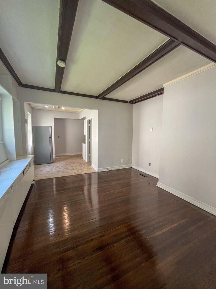 208 Maple Ave - Photo 2 of 9