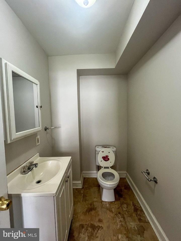 208 Maple Ave - Photo 4 of 9