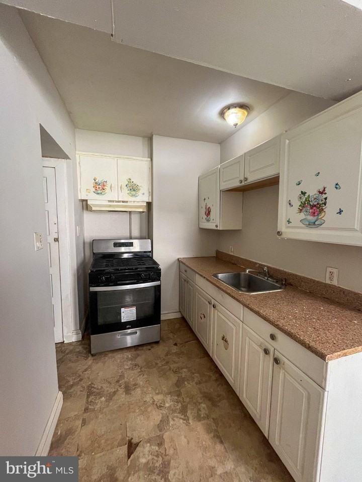 208 Maple Ave - Photo 5 of 9
