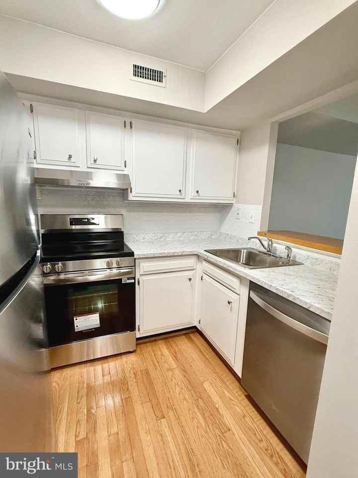 297 Summit House - Photo 7 of 28