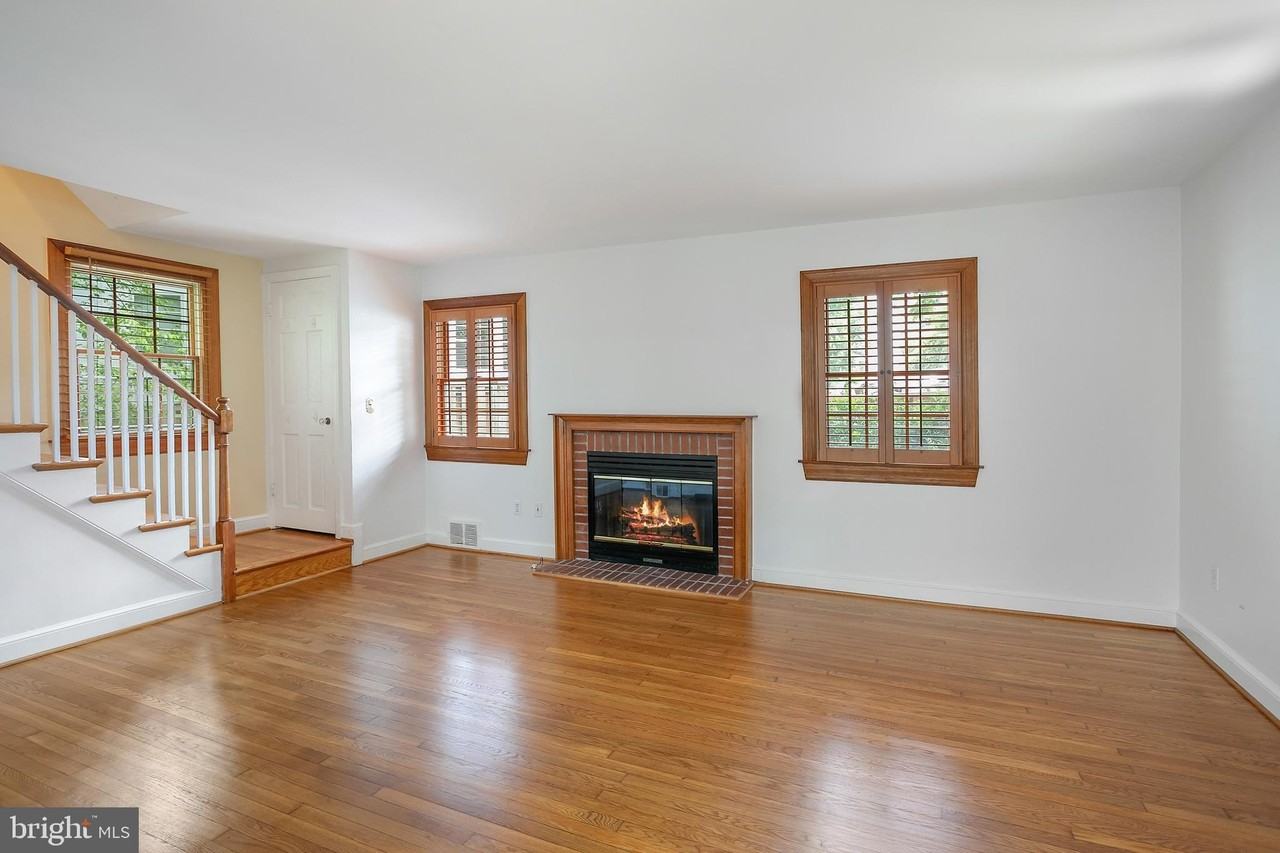 244 N Columbus St - Photo 4 of 35