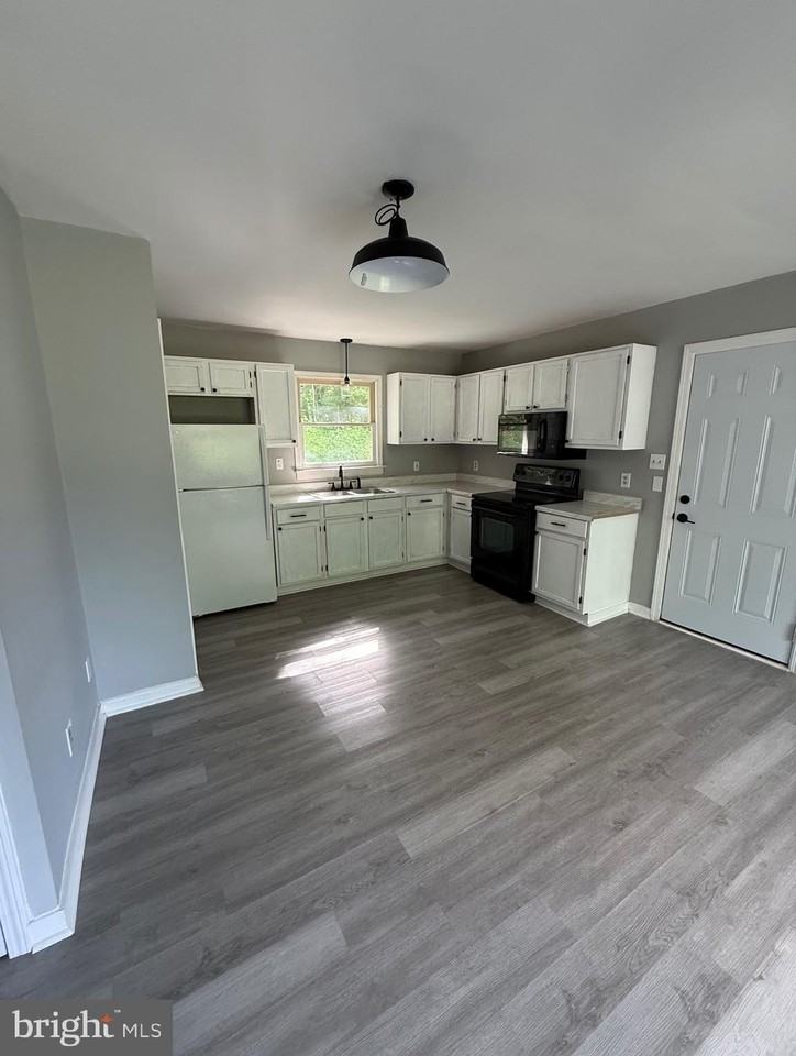 11118 Pine Hill Rd - Photo 3 of 8