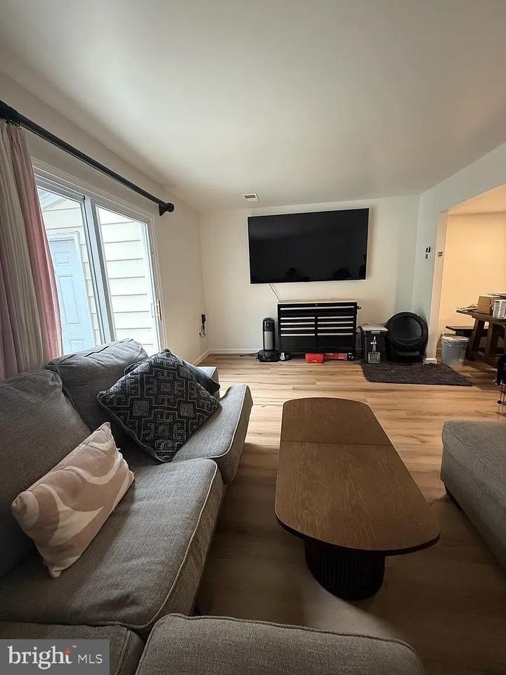 7627 Glenolden Pl - Photo 5 of 13
