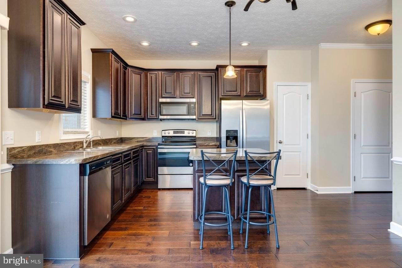 102 Cedar Point Ln - Photo 3 of 13