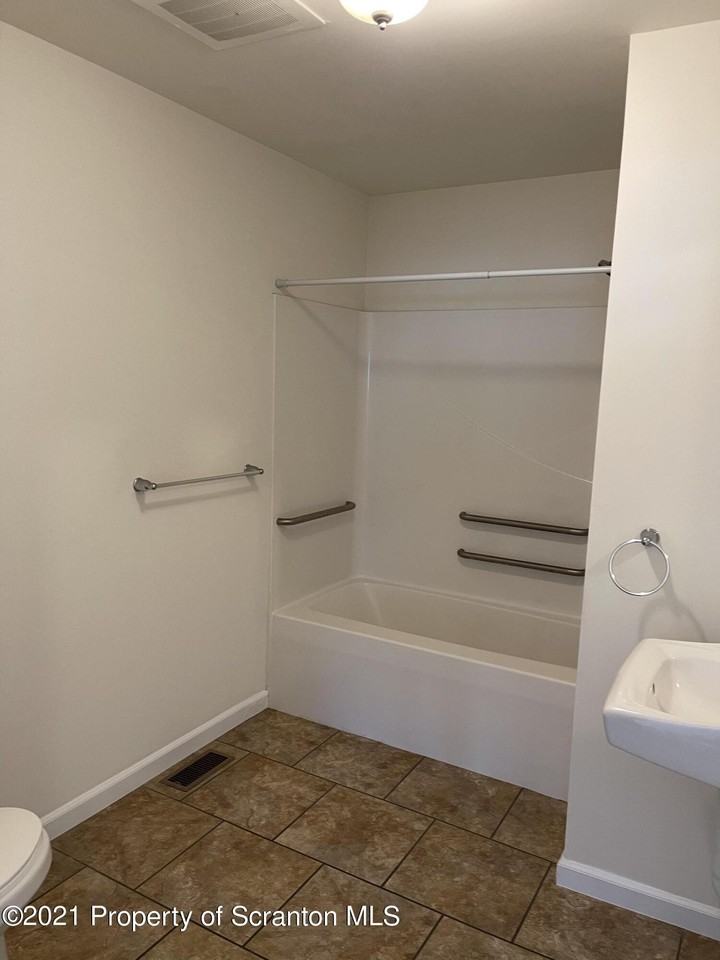 961 Ash St - Photo 7 of 11