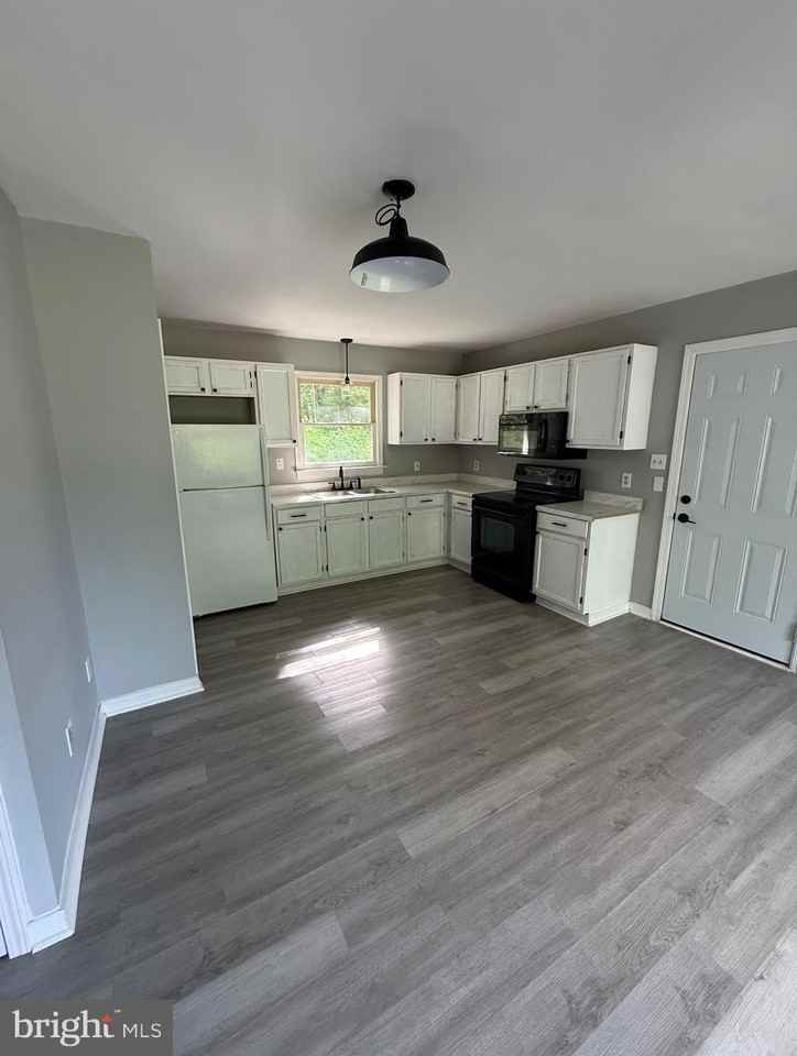 11118 Pine Hill Rd - Photo 3 of 8