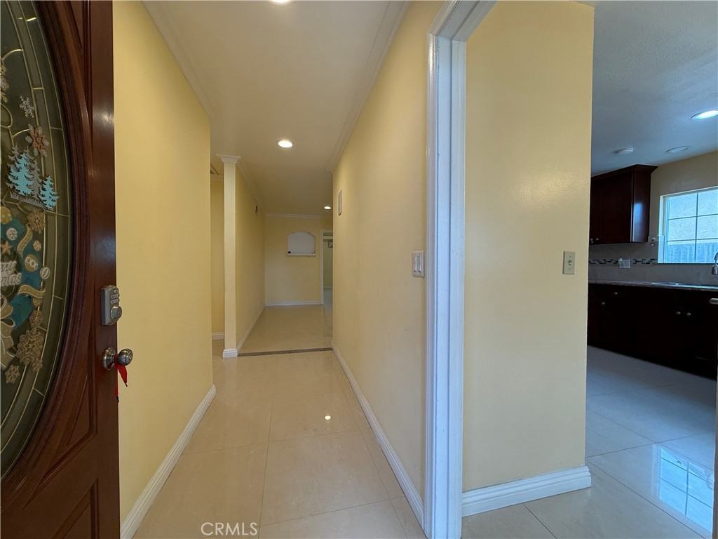 1127 S Nantes Ave - Photo 3 of 23