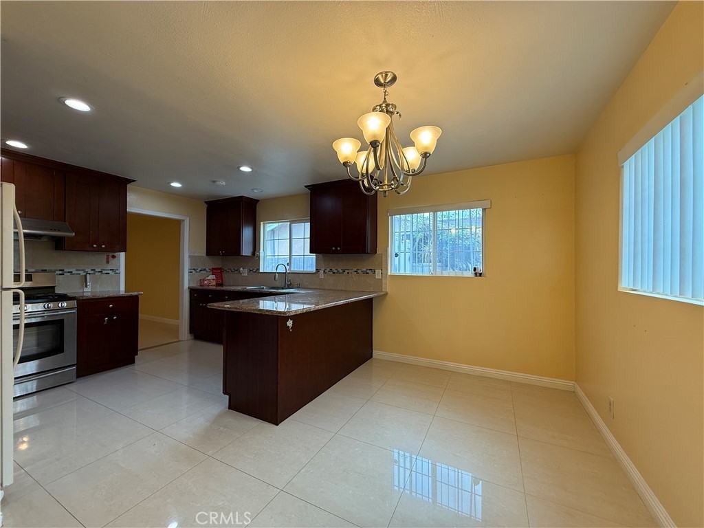 1127 S Nantes Ave - Photo 4 of 23