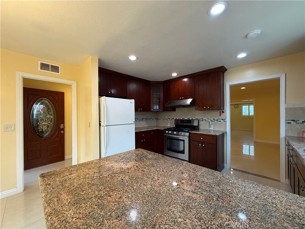 1127 S Nantes Ave - Photo 7 of 23