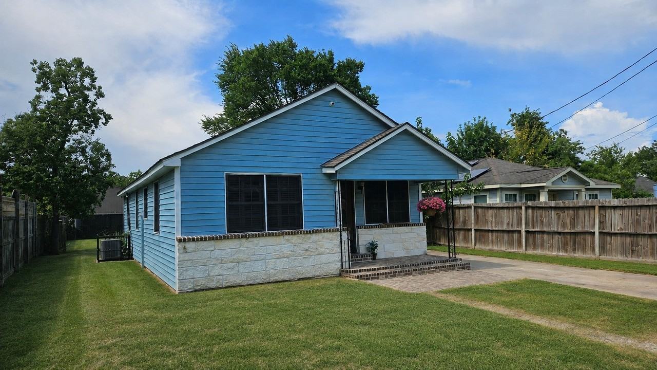 2415 Perry St - Photo 2 of 23
