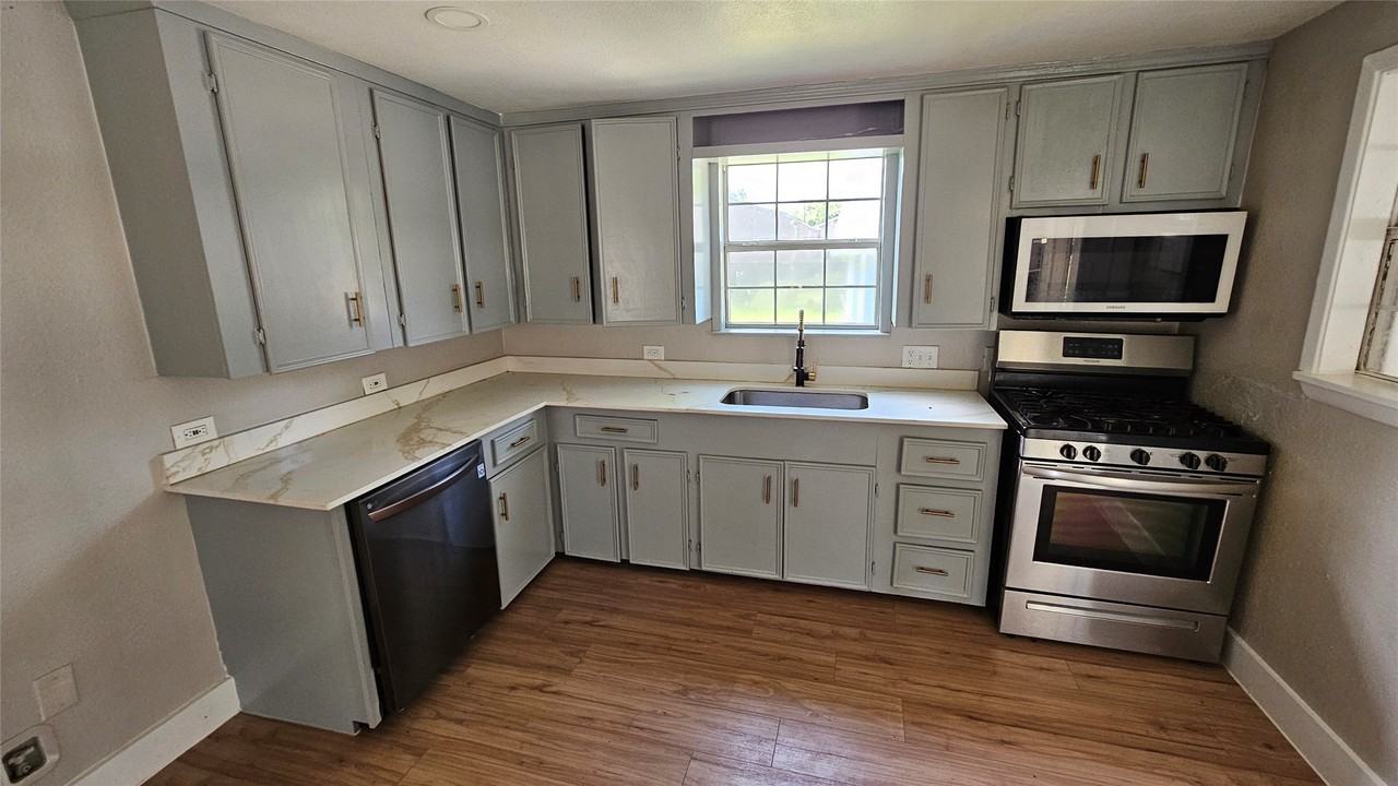 2415 Perry St - Photo 4 of 23