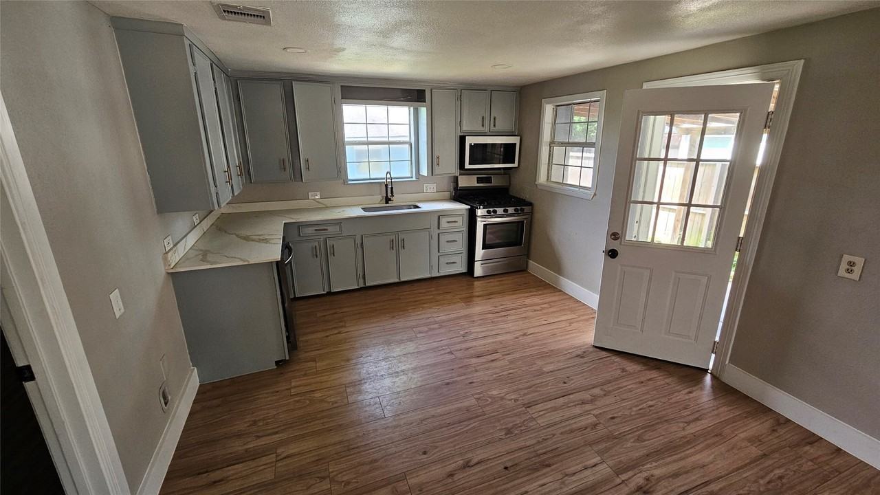 2415 Perry St - Photo 5 of 23