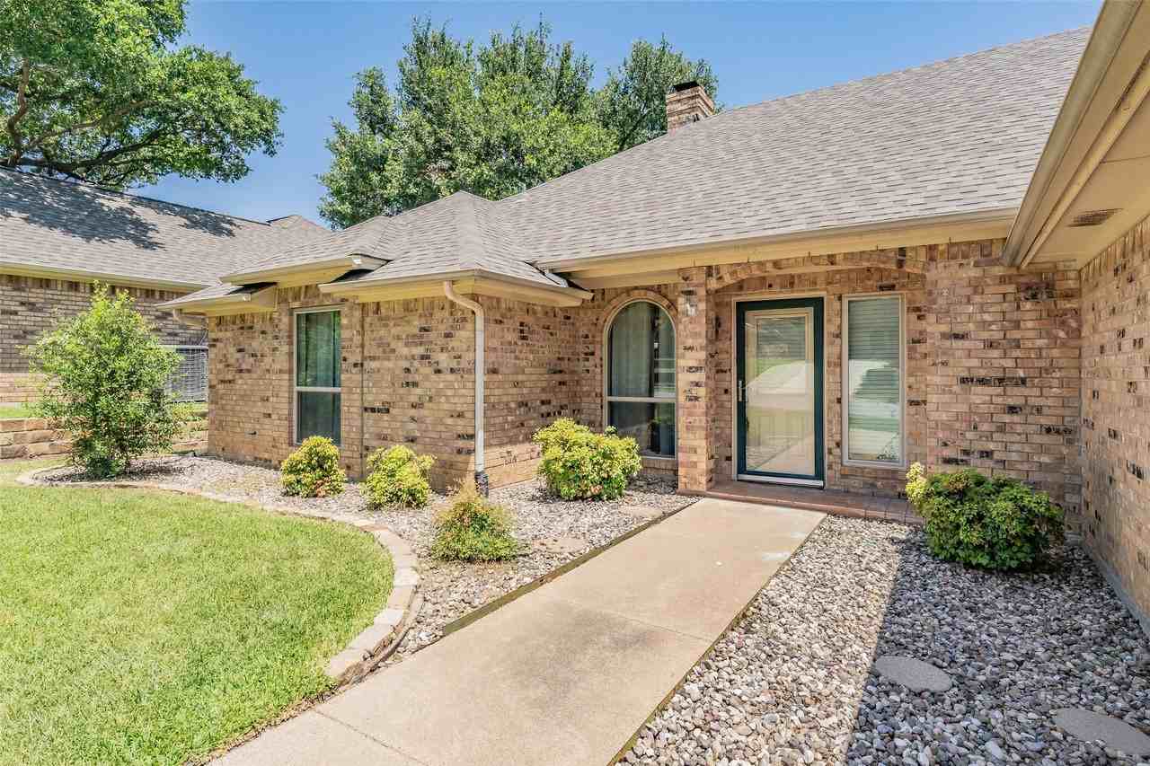 1633 Saxon Dr - Photo 3 of 38