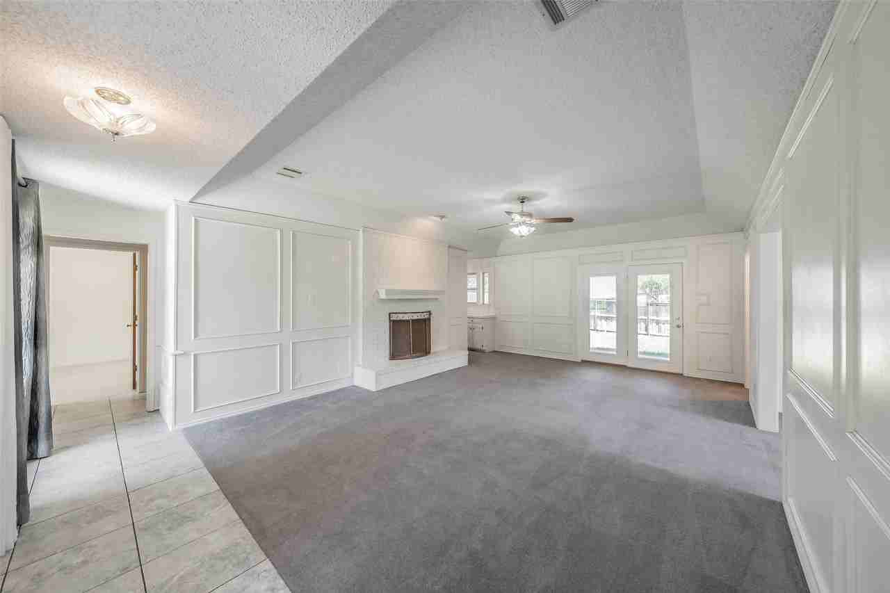 1633 Saxon Dr - Photo 4 of 38