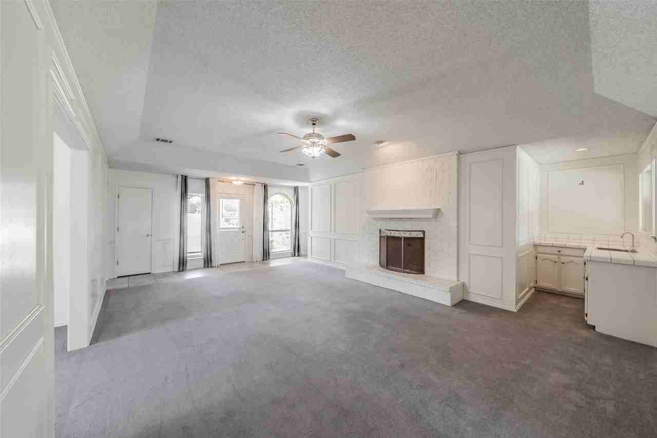 1633 Saxon Dr - Photo 6 of 38