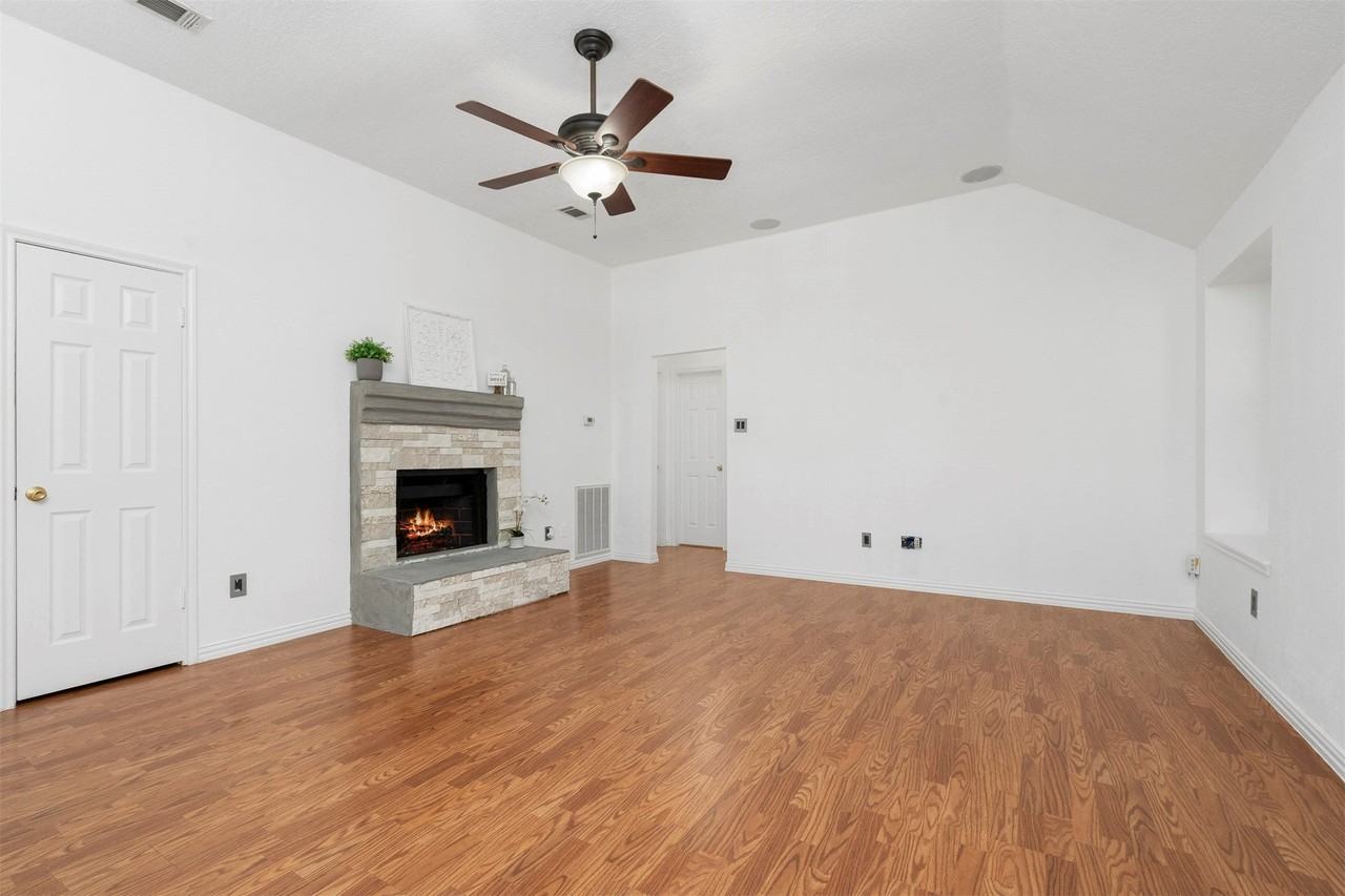 22835 Sherioaks Ln - Photo 3 of 12