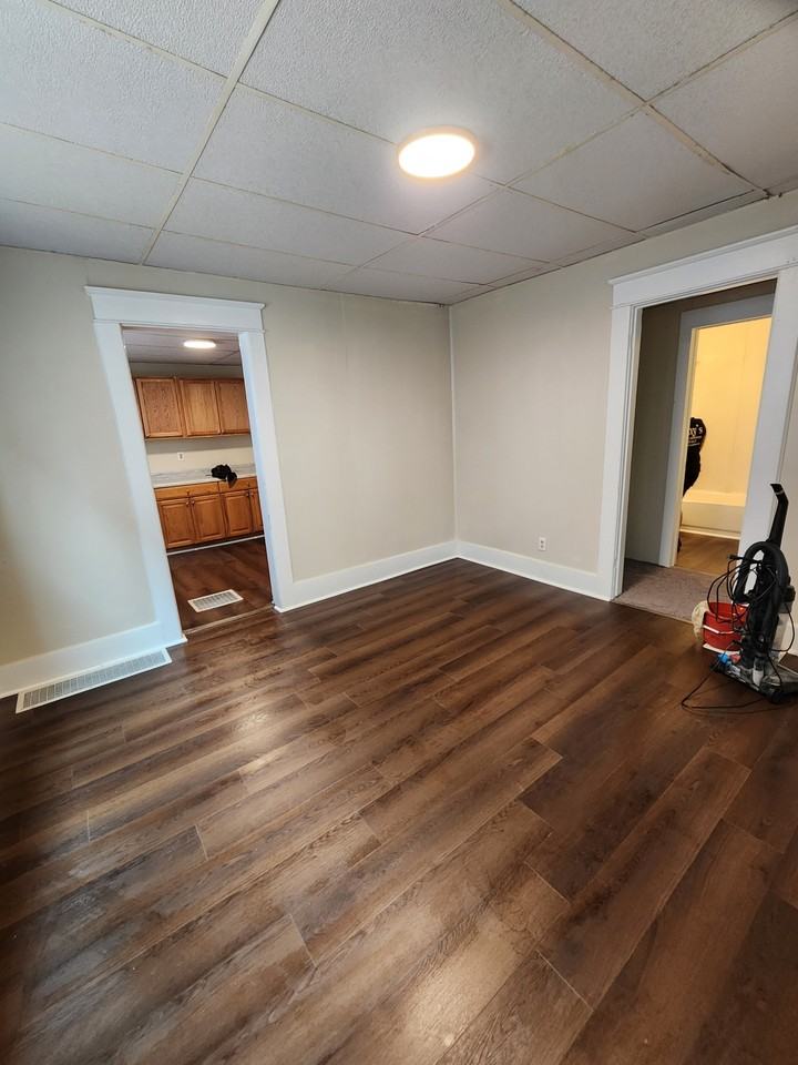 654 W 4th St #1stFL - Photo 3 of 10
