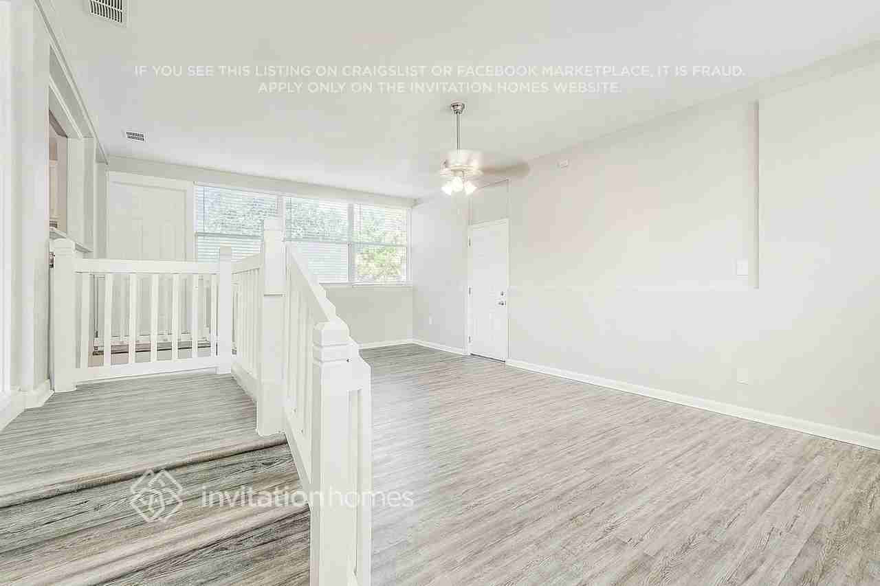 2459 Mercer Cir S - Photo 5 of 27