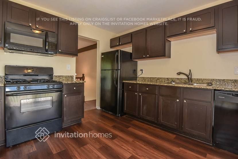 1307 Foxcroft Dr - Photo 6 of 14