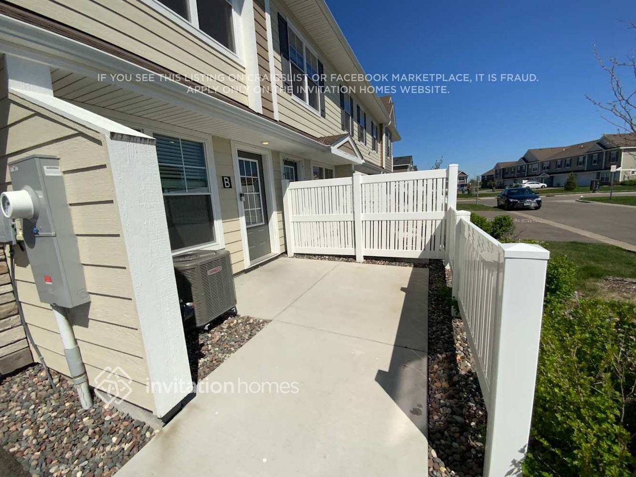 10948 Yalta St Ne #B - Photo 2 of 12