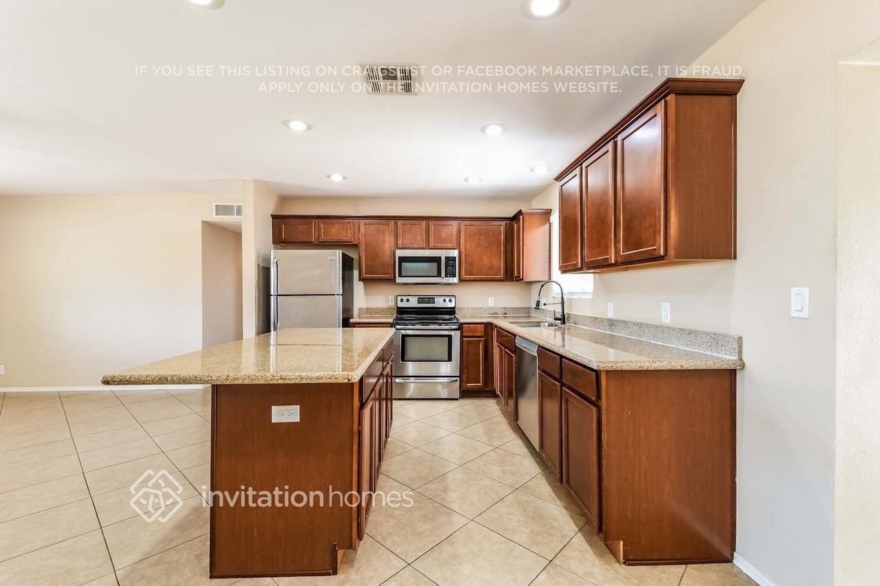647 E Franklin Ave - Photo 7 of 17