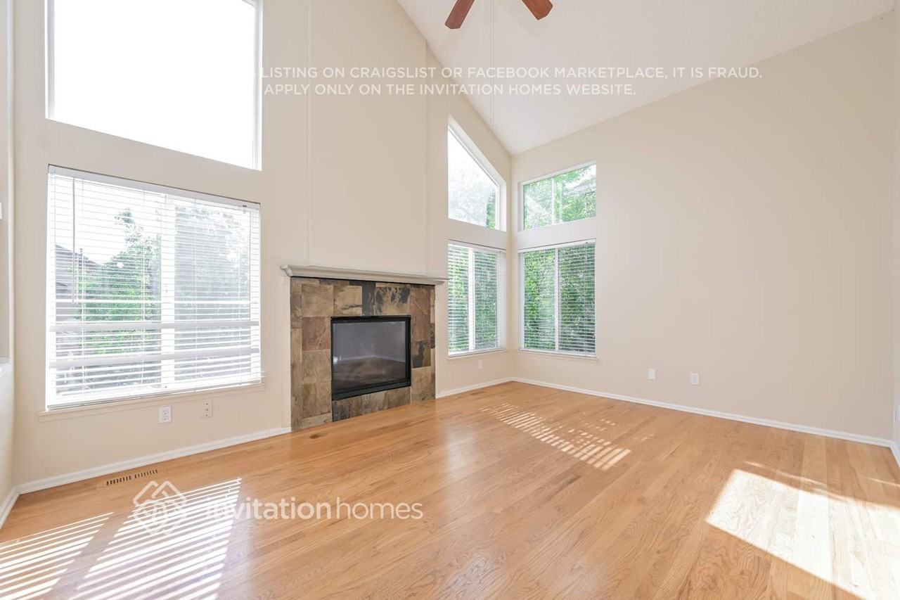 1572 Beacon Hill Dr - Photo 5 of 19