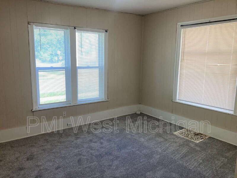538 Spencer St Ne #1 - Photo 3 of 14