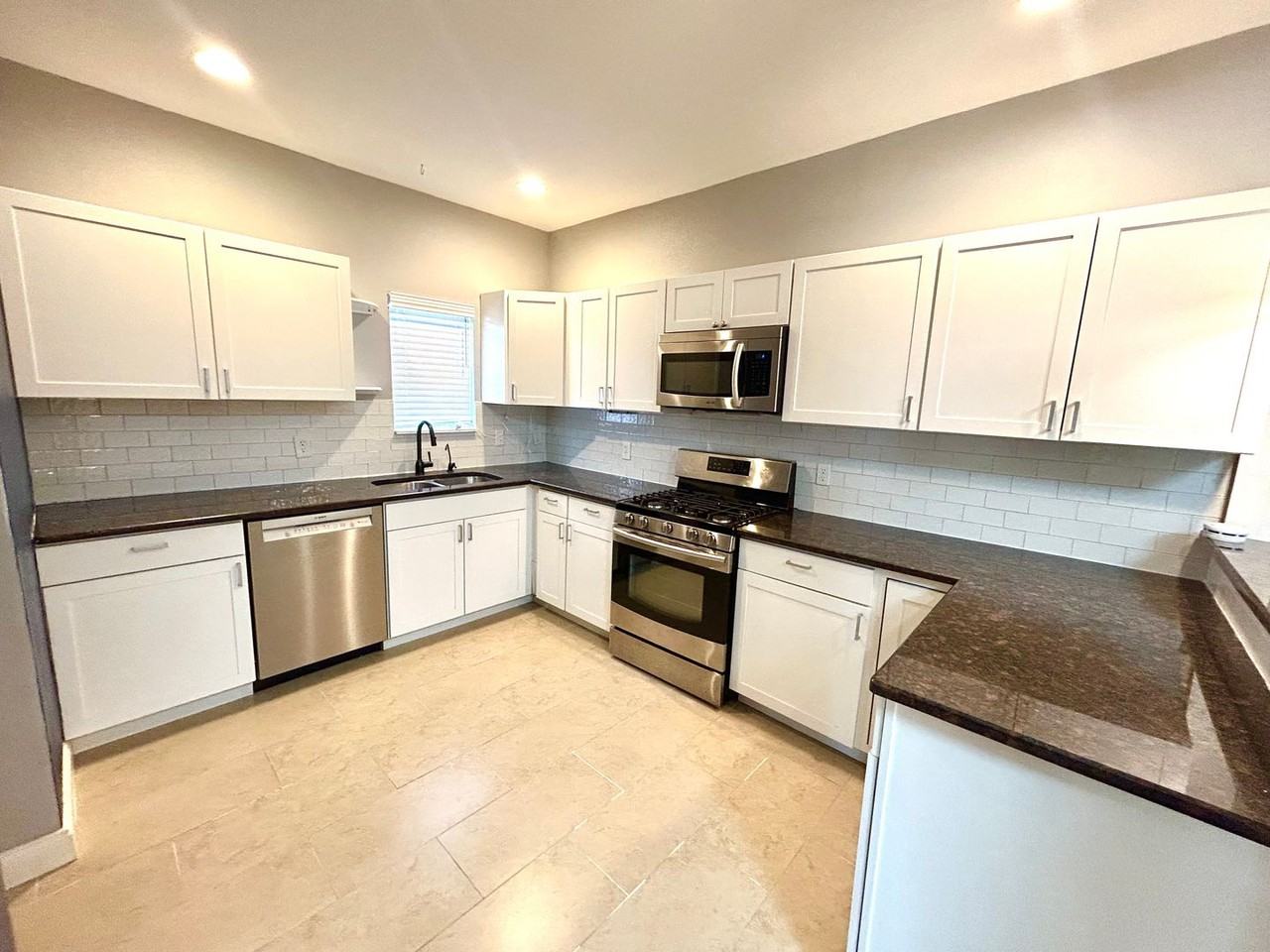 628 W Magnolia Ave - Photo 4 of 28