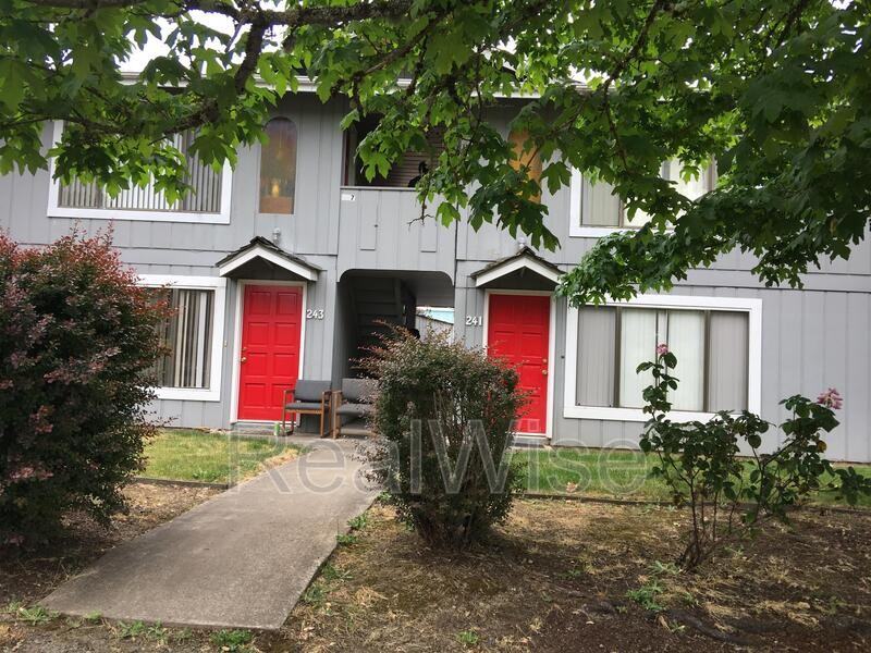 241 Nw Rose St - Photo 2 of 15