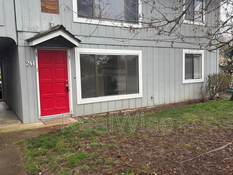 241 Nw Rose St - Photo 3 of 15