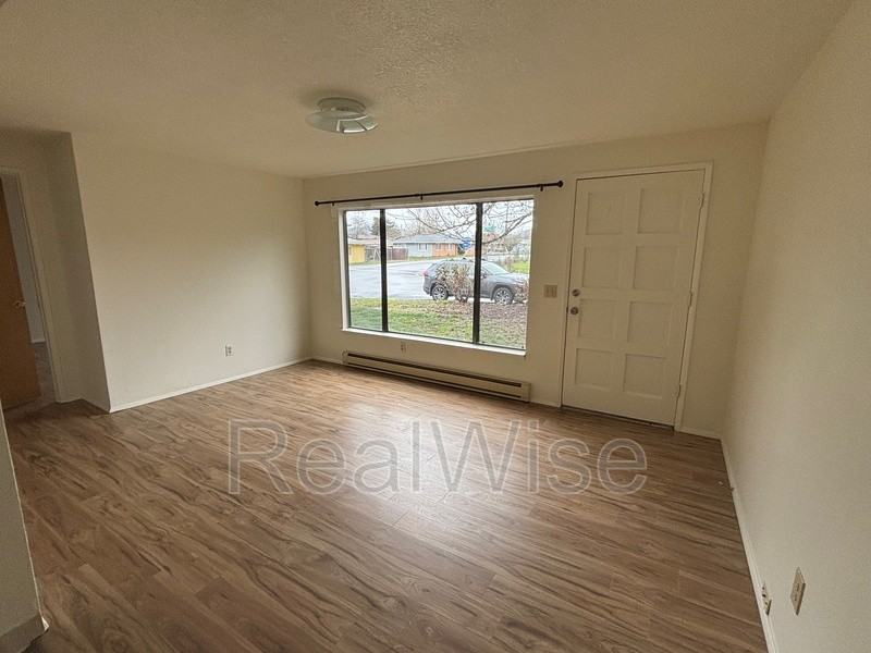 241 Nw Rose St - Photo 4 of 15